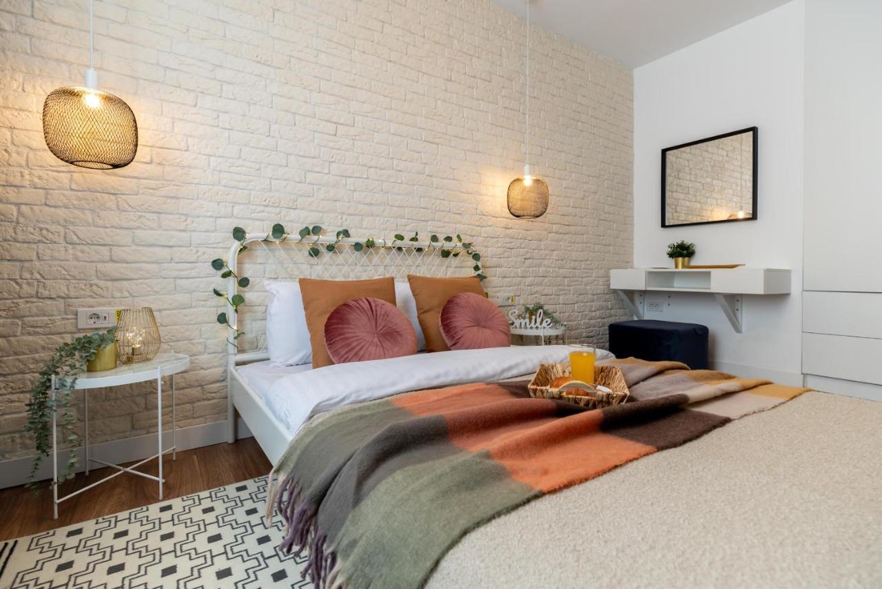 Downtown Retreat: Spacious 2-br By Unirii Square Apartament *