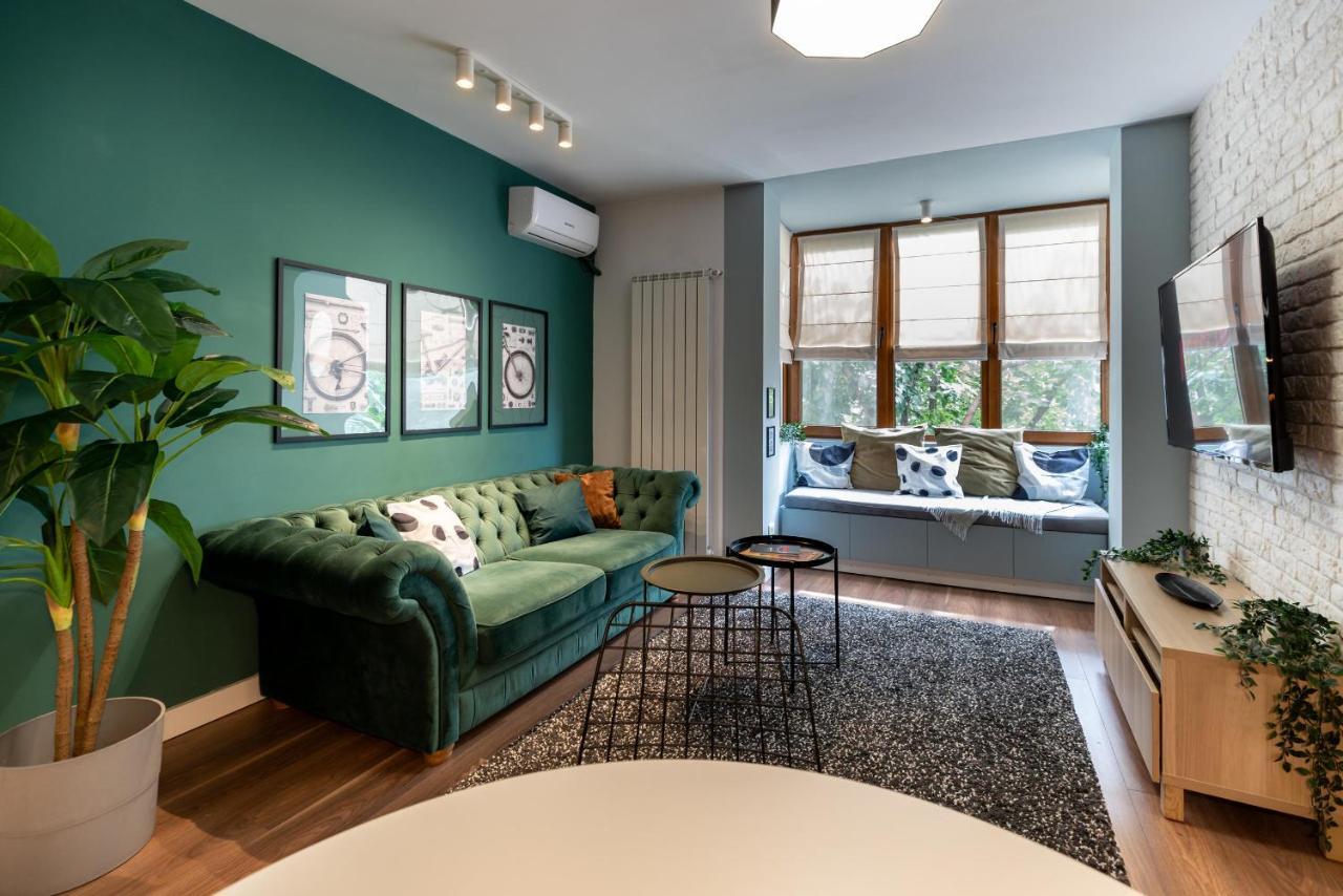 Downtown Retreat: Spacious 2-br By Unirii Square Apartament
