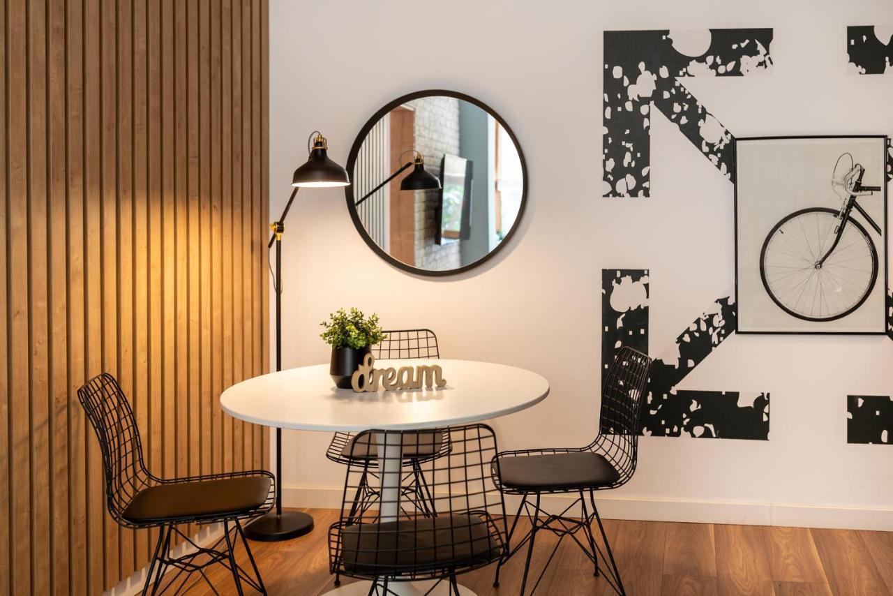 Downtown Retreat: Spacious 2-br By Unirii Square * Bucureşti